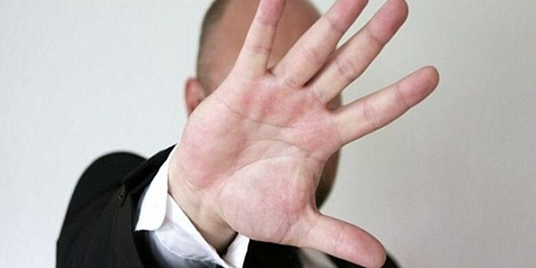 Mann gegen Penisvergrößerungsaufsatz